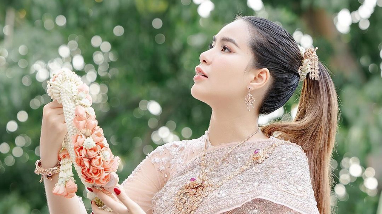 ตะลึงเหมือนต้องมนตร์ นักร้องสาวแปลงโฉมใส่ชุดไทย สวยสง่าไม่แพ้นางเอก (คลิป) 