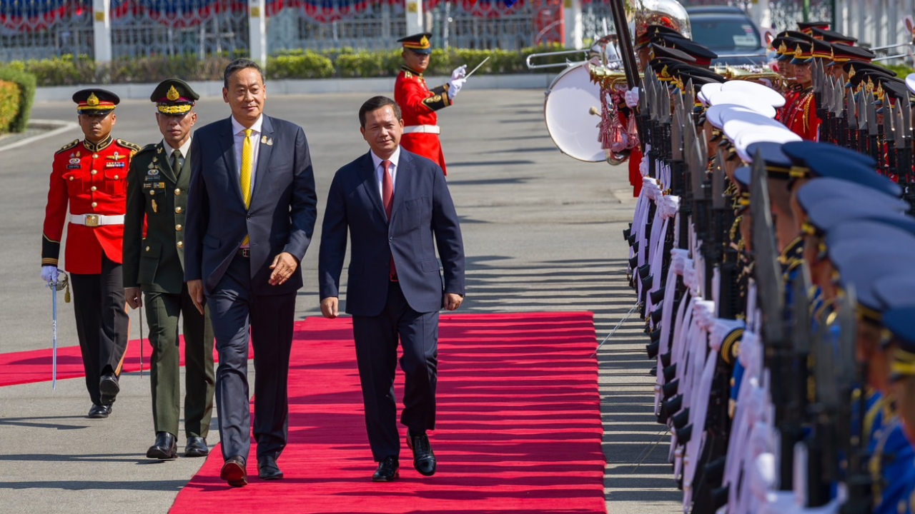 นายกฯ ไทย-กัมพูชา ตรวจแถวกองทหารเกียรติยศ ก่อนเป็นสักขีพยานลงนามความร่วมมือ