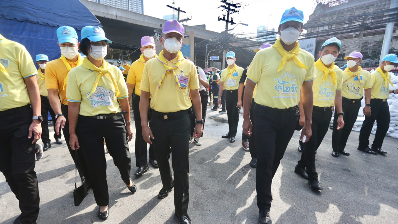ผบ.ทบ.ควง "ชัชชาติ" ตรวจแนวกระสอบทรายป้องกันน้ำท่วม-ผู้ว่าฯ รับ อุ่นใจ
