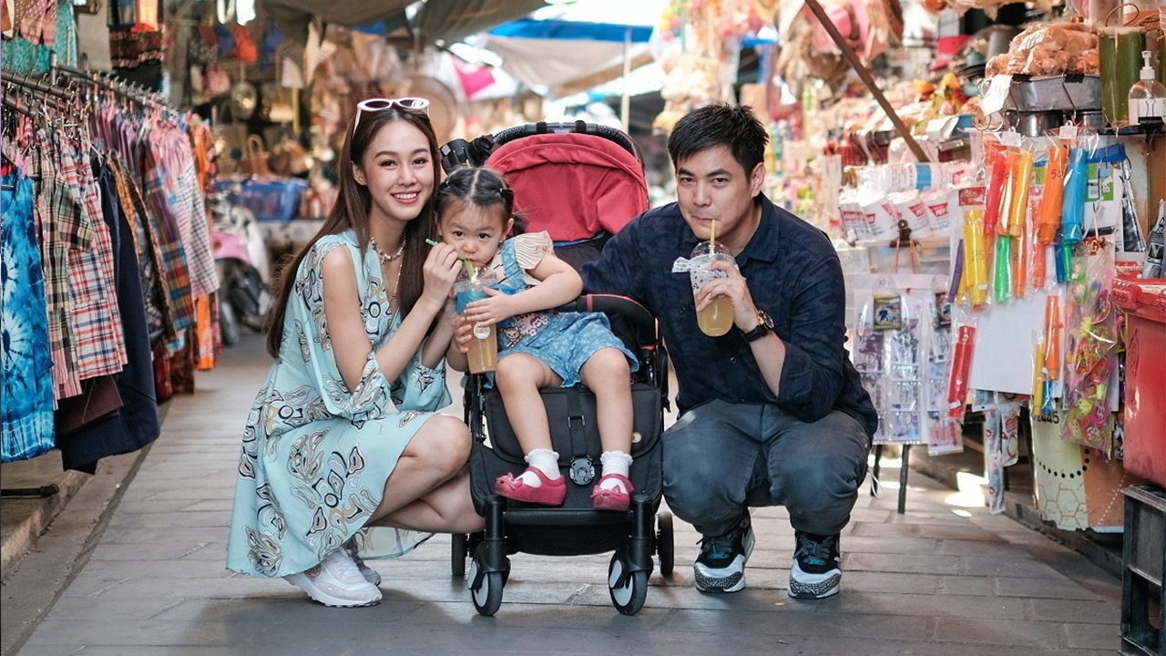 "ทิชา พชรวรรณ-เชฟตูน" จัดแฟมิลี่ทัวร์จูง "น้องธิดา" สัมผัสโลกใต้ทะเล