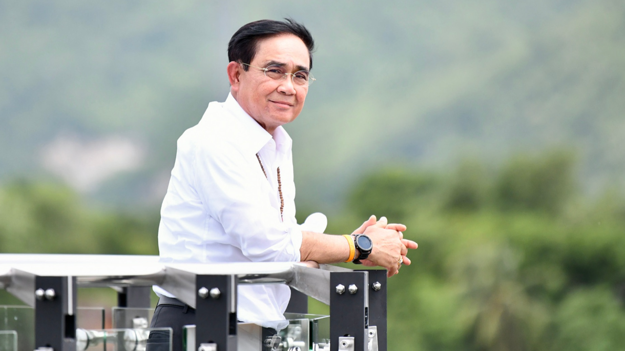 “ลุงตู่” เปลี่ยนรถเป็นทะเบียน 2 ตัว ขึ้นจุดชมวิวแห่งใหม่ ยิ้มให้เก็บภาพ