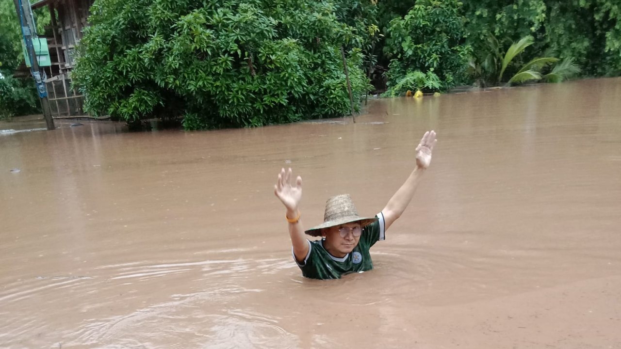 พิษณุโลกน้ำป่าลงเขาทะลักท่วมที่ อ.ชาติตระการ-นครไทย ทำไฟช็อตผัวเมียดับ 2