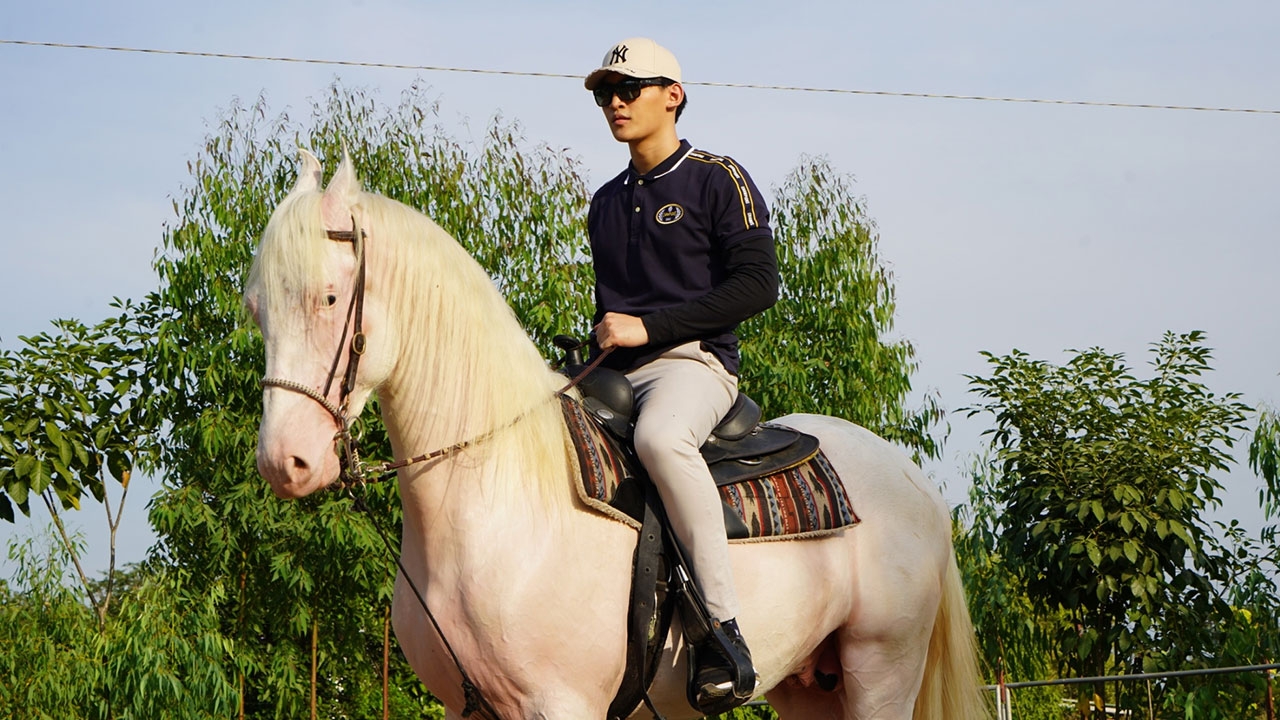 "โอห์ม ฐิติวัฒน์" ทุ่มสุดตัวเรียนขี่ม้า-เล่นเชลโล่ เจอซีนอารมณ์สุดยาก ใน "เลิฟ@นาย"