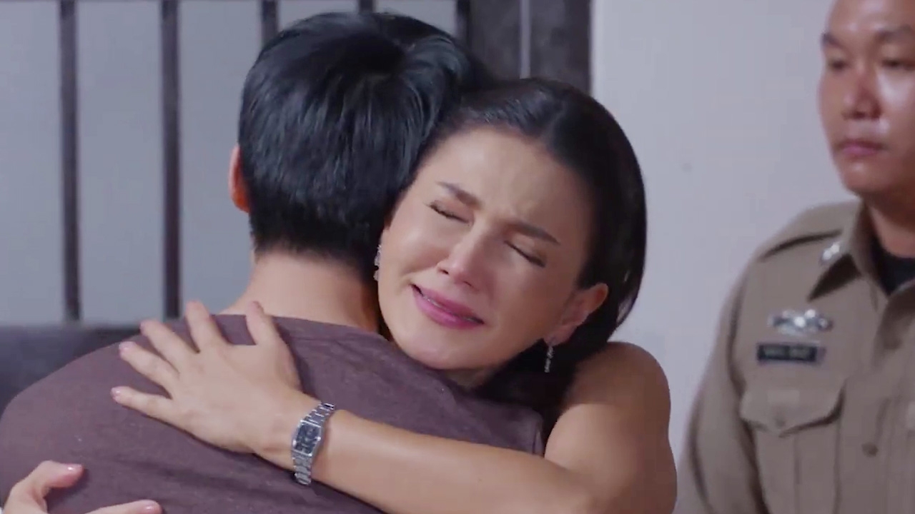 “ภูมิ” เหมือนเกิดใหม่ ก้มกราบเท้า “แอน-สิเรียม” หลังรอดคุก ใน “มงกุฎกรรม”