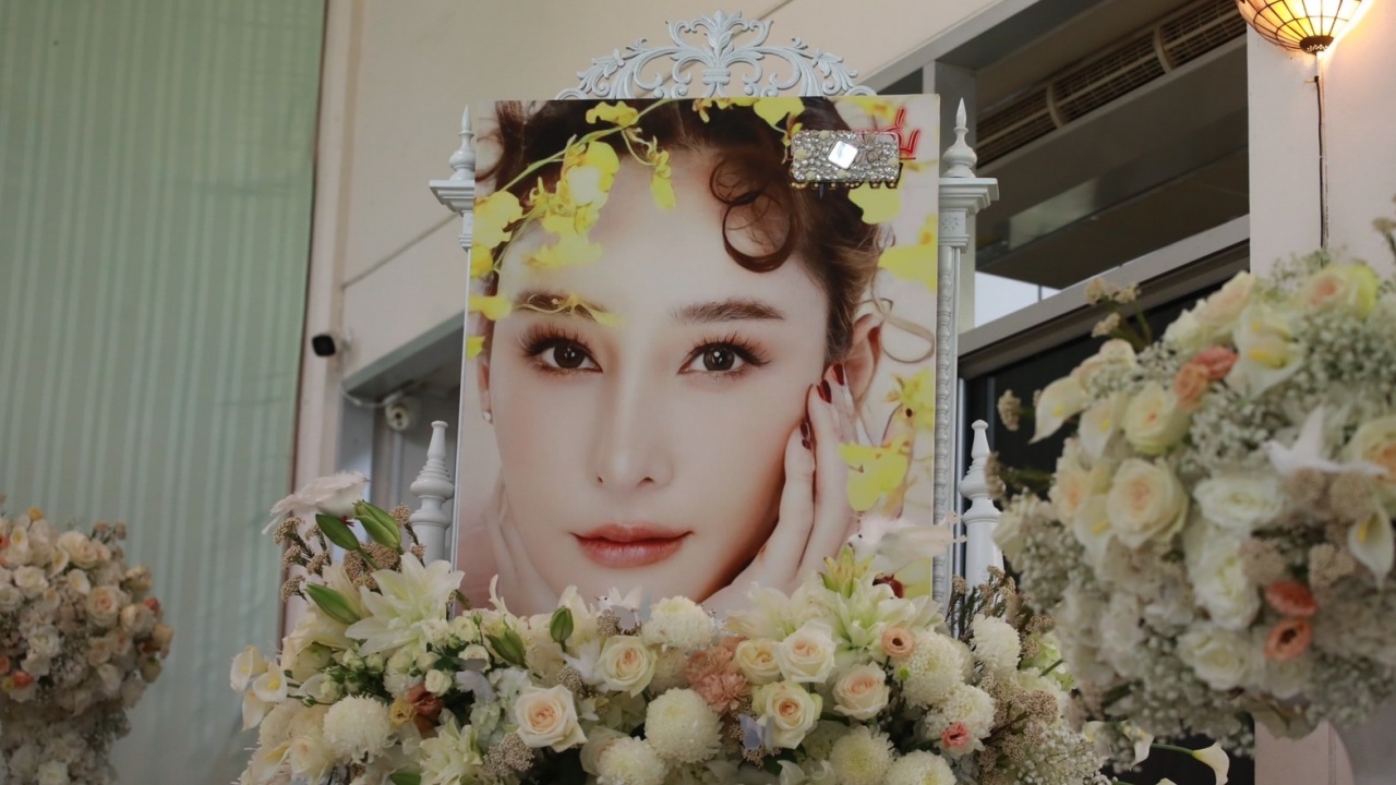 ประมวลภาพพิธีฌาปนกิจ แตงโม นิดา คนบันเทิงร่วมอาลัยหลายคน (คลิป)