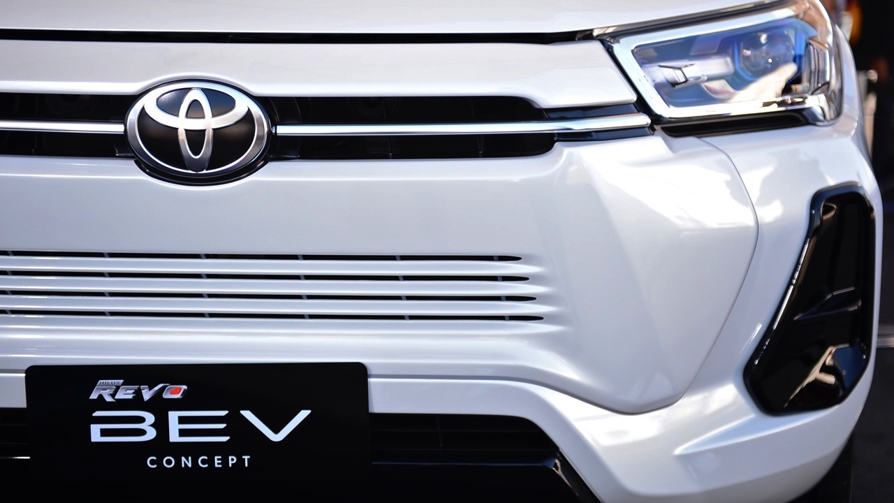 มอเตอร์เดี่ยว ขับหลัง ชาร์จเต็มวิ่งไกล 400-450 กิโลเมตร รถกระบะไฟฟ้า TOYOTA HILUX BEV CONCEPT 