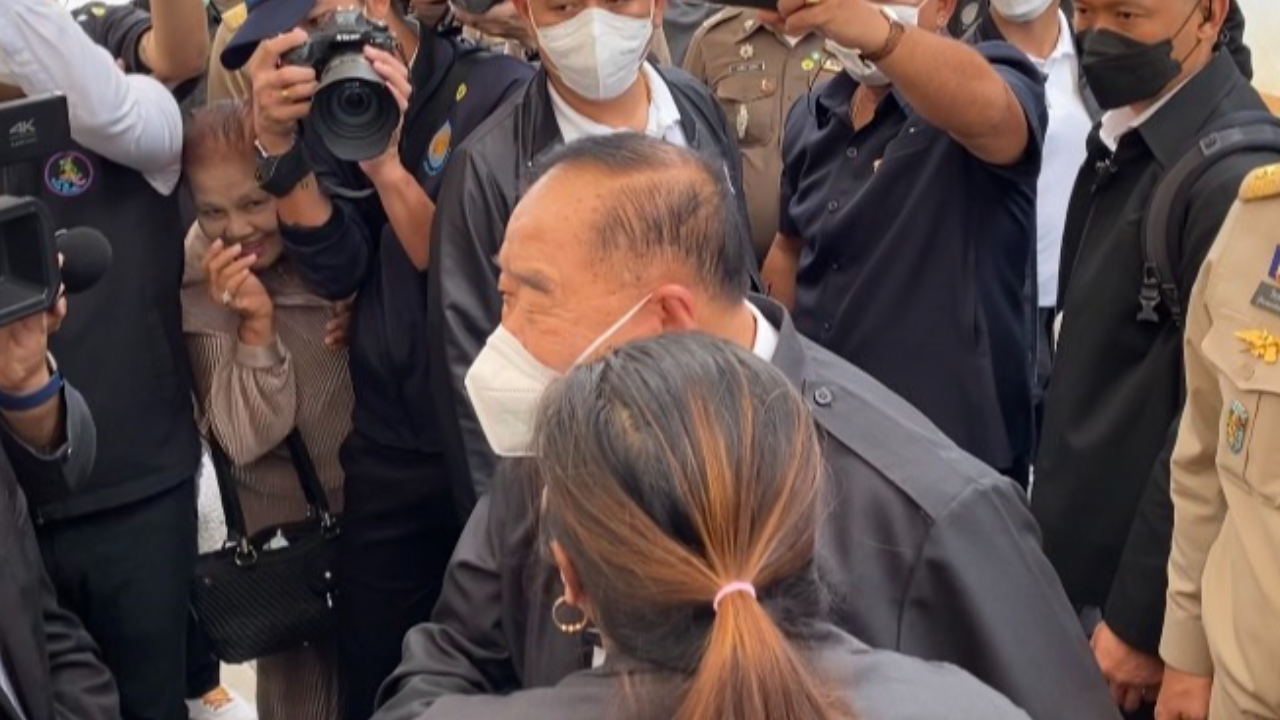 สาวสุราษฎร์ขอหอม “บิ๊กป้อม” ยิ้มแย้มทักทายชาวบ้านร้องที่ทำกิน พร้อมให้กำลังใจ