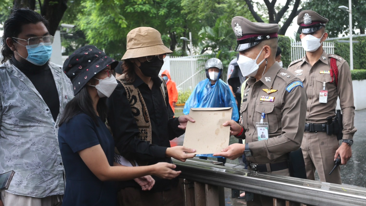 ภรรยาแกนนำกลุ่มทะลุฟ้า นำม็อบยื่นฟ้องรัฐไทยละเมิดสิทธิ์ ไม่ให้ประกัน 