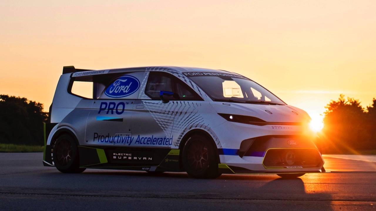 มอเตอร์สี่ตัว 2000 แรงม้า! รถยนต์ไฟฟ้า FORD SUPER VAN ELECTRIC 
