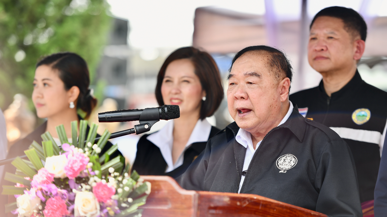 "บิ๊กป้อม" ร้องคลอเพลง "ดอกไม้ให้คุณ" ขอบคุณชาวเพชรบูรณ์ ต้อนรับอบอุ่น