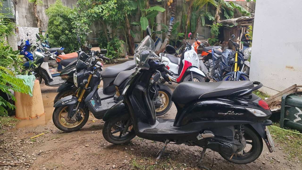 ซอยวัดอุโมงค์น้ำแห้งแล้ว นศ.เก็บกวาดห้องพัก ชี้น้ำล้นอ่างทะลักลงลำเหมือง