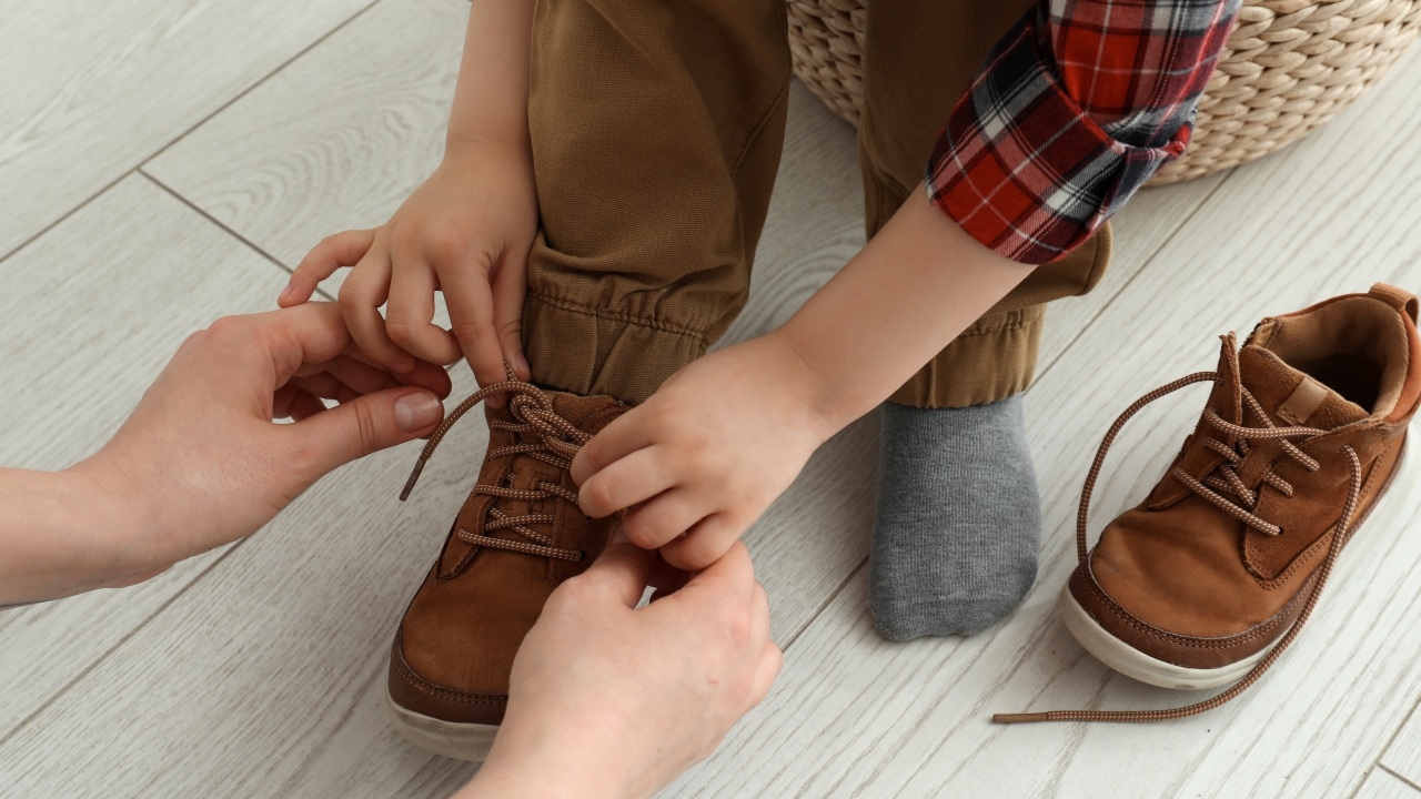 วิธีผูกเชือกรองเท้าไม่ให้หลุด เก็บสายไม่ให้สะดุดเท้าตัวเองล้ม