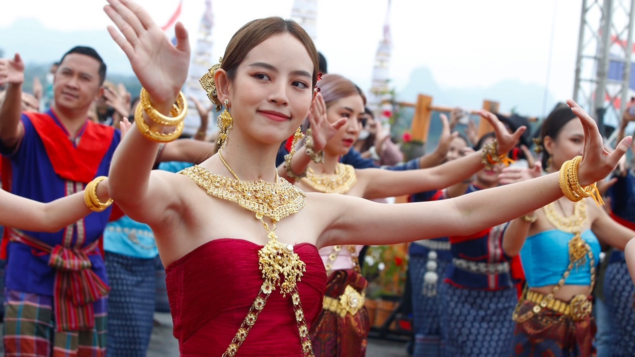 ประมวลภาพบรรยากาศ ณิชา รำถวายพ่อปู่พญานาค ก่อน โตโน่ ว่ายน้ำข้ามโขง