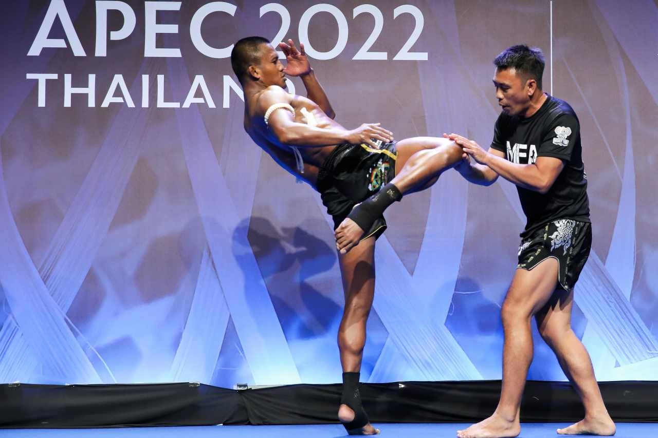 "บัวขาว" เตรียมสอนมวยท่ายากผู้นำ APEC หยอก "ลุงตู่" เจอกันชอบจับคอ แทงเข่า