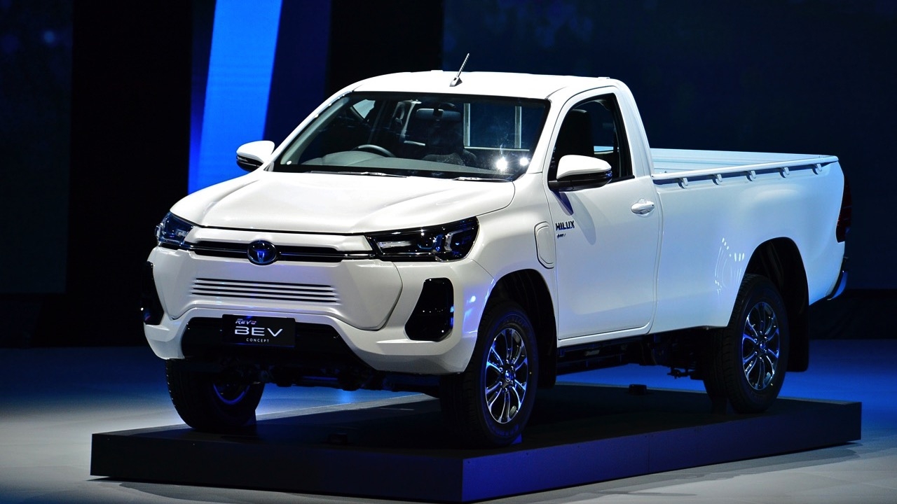 ส่องตัวเป็นๆ กระบะไฟฟ้า TOYOTA HILUX BEV ขายจริงปลายปีหน้า นะจ๊ะ! 