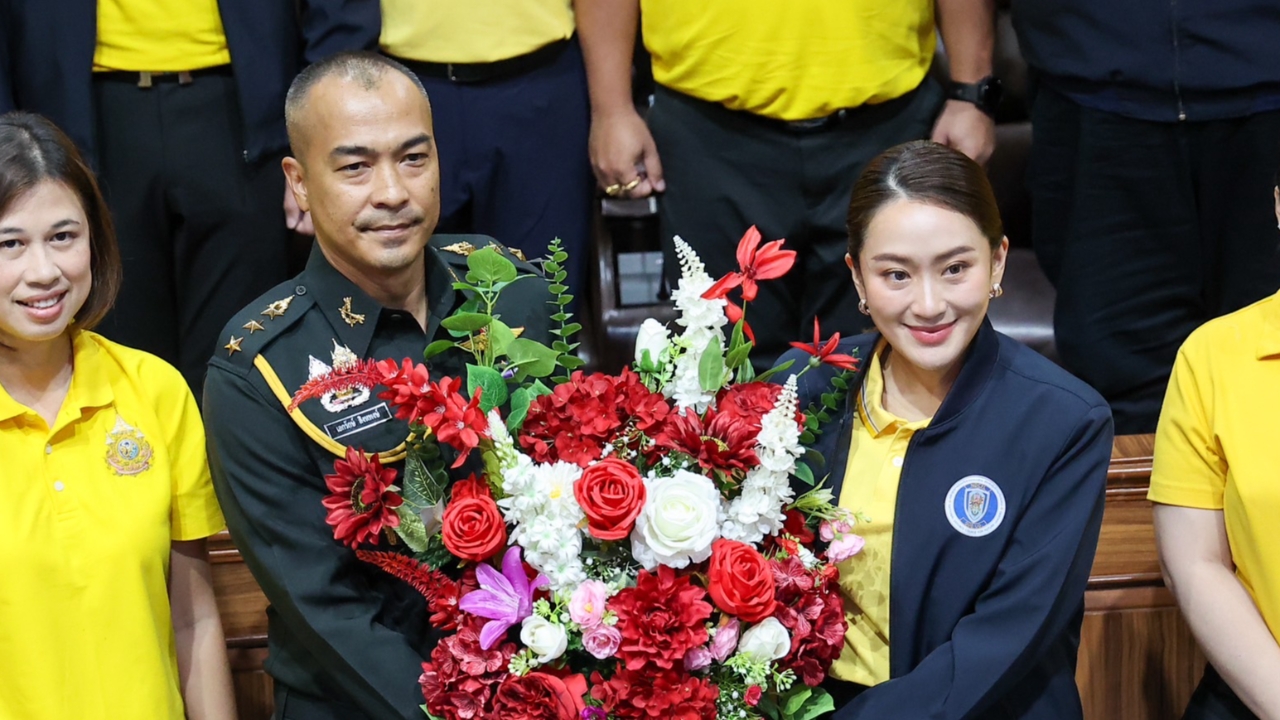 ประธานรุ่นมินิ วปอ. มอบดอกไม้ยินดี “นายกฯ อิ๊งค์” ปวารณาตัวรับใช้นโยบายรัฐบาล