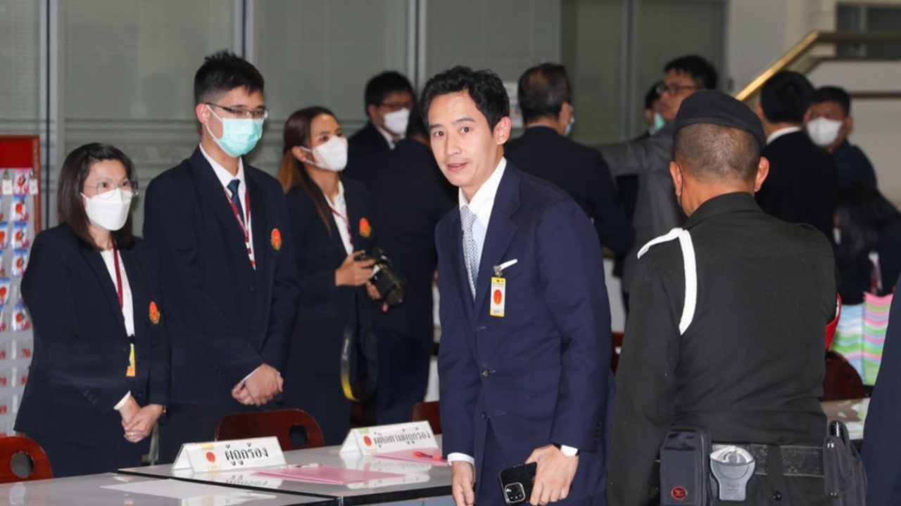 “พิธา” ยันกำลังใจดี เดินทางถึงศาลรัฐธรรมนูญแล้ว รอฟังผลคดียุบพรรคก้าวไกล