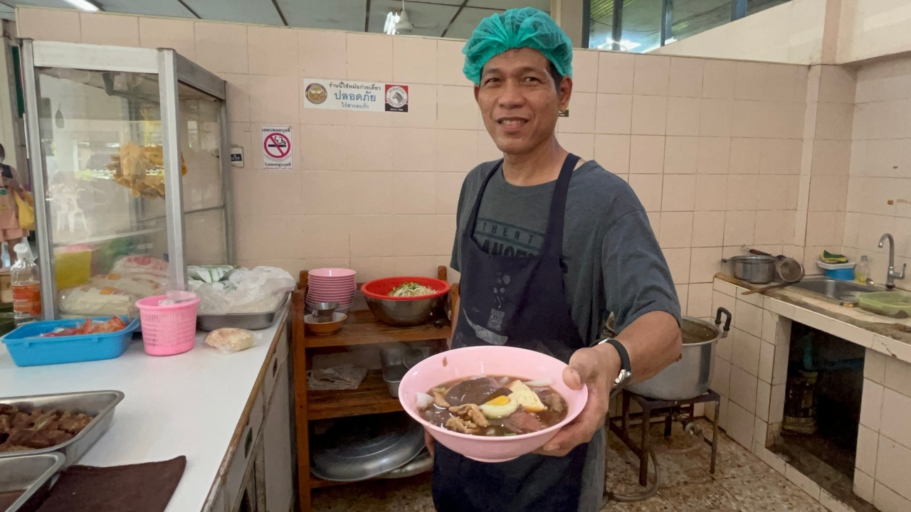 หนุ่มช่างแอร์มาขายก๋วยเตี๋ยวหมูแถวคลอง 10 เผยสูตรตำนานย่านเกษตรนวมินทร์ 20 ปีก่อน