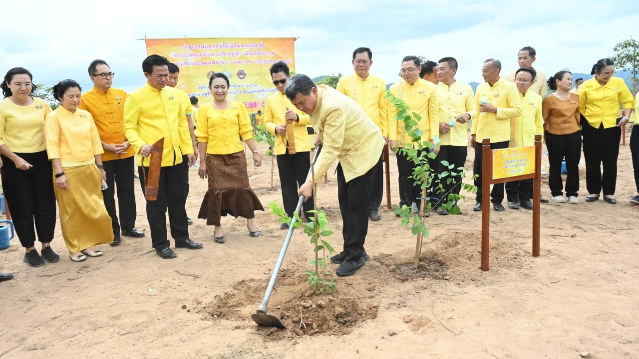 ปลัด มท. นำชาวราชบุรีปลูกต้นไม้เฉลิมพระเกียรติฯ ก่อนเปิดศูนย์ศิลปวัฒนธรรมฯ