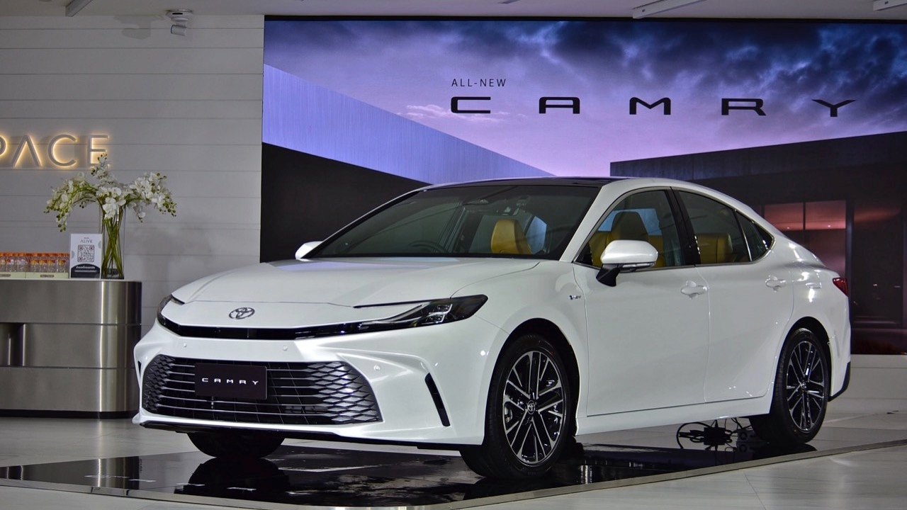  ราคาดีงาม มาแล้ว NEW TOYOTA CAMRY HYBRID 