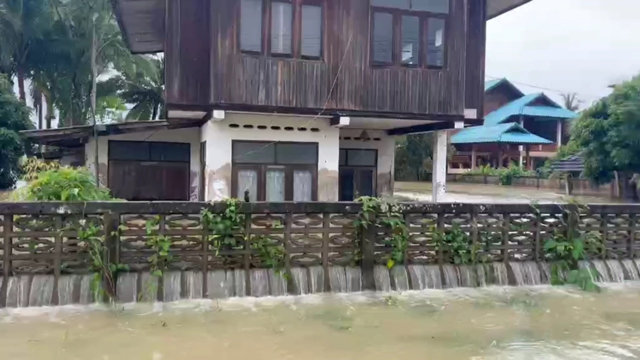 "กว๊านพะเยา" น้ำล้นแล้ว ทะลักท่วมชุมชนบริเวณใกล้เคียง เป็นรอบที่ 2