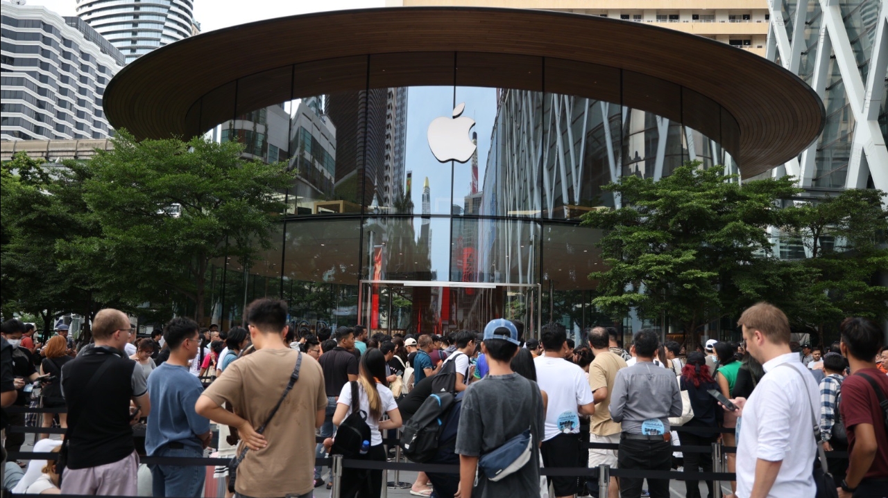 เปิดภาพบรรยากาศการรับเครื่อง iPhone 16 และ iPhone 16 Pro หน้า Apple Central World