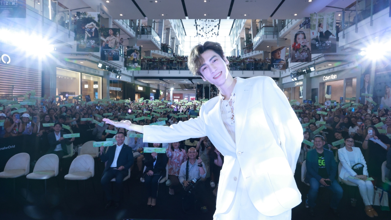 หลัวอวิ๋นซี พระเอกสุดฮอต แจกความหล่อไม่พัก ทำแฟนไทยกรี๊ดสนั่นห้าง