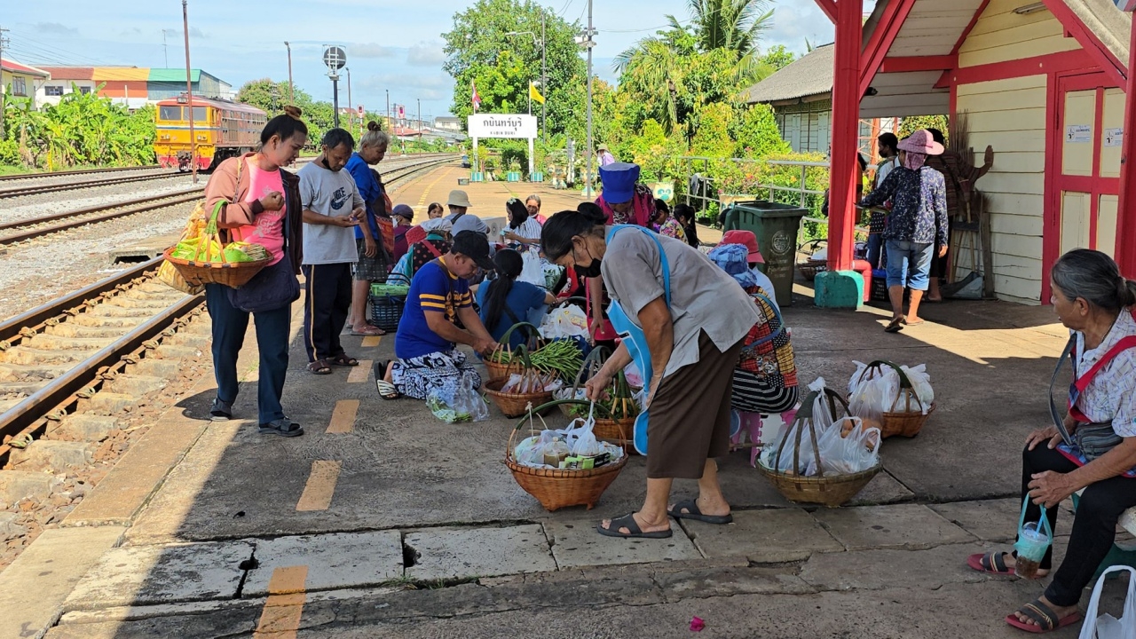 ชาวบ้านนำพืชผัก ขึ้นรถไฟมาขายที่ตลาดสดรถไฟกบินทร์บุรี ชู ราคาถูกกว่าทั่วไป