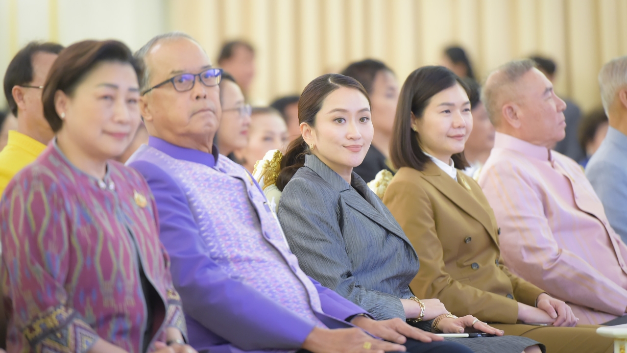 “นายกฯ อิ๊งค์” มอบโล่รางวัลค่าของแผ่นดิน “โค้ชเช - เทนนิส พาณิภัค”