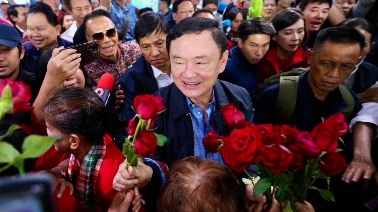 สนามบินอุดรฯ แตก แห่รับ-สวมกอด “ทักษิณ” ชูป้าย 18 ปีที่รอคอย-คิดฮอดพ่อใหญ่