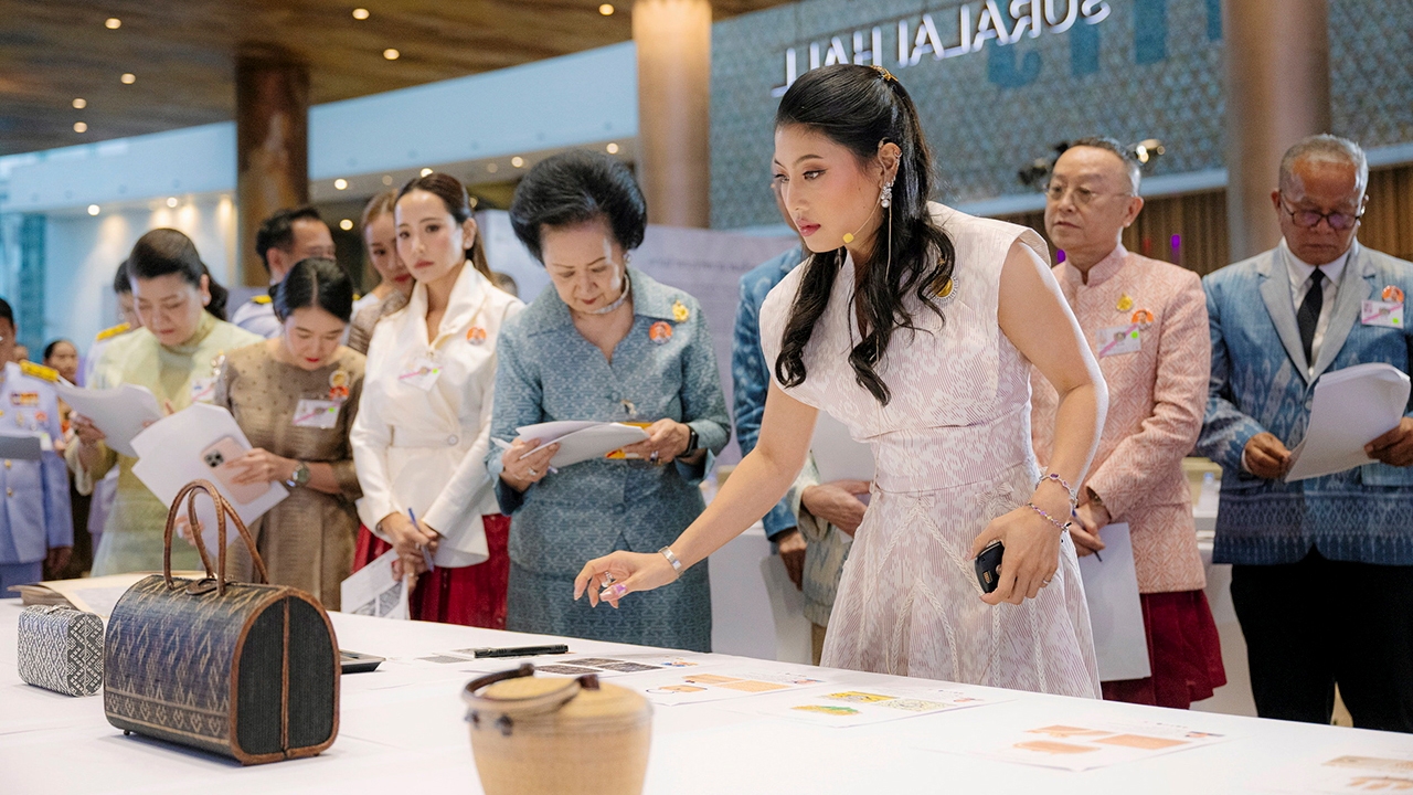 ประกวดผ้าลายพระราชทาน "ผ้าลายสิริวชิราภรณ์"