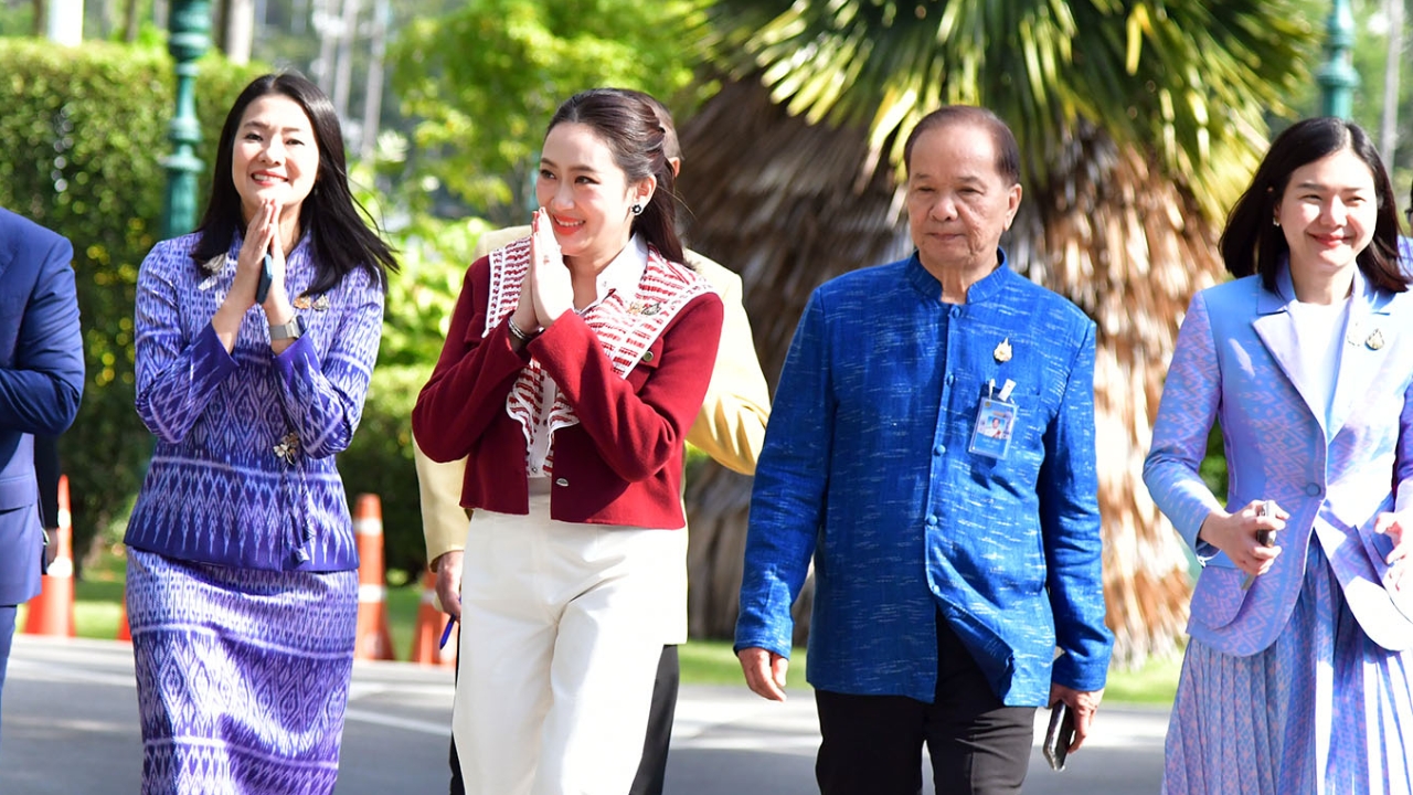 นายกฯ สวมชุดธีมแดง-ชาว ครม.ชื่นมื่นแลกของขวัญรับปีใหม่ วันนี้ 3 รมต.ลาประชุม