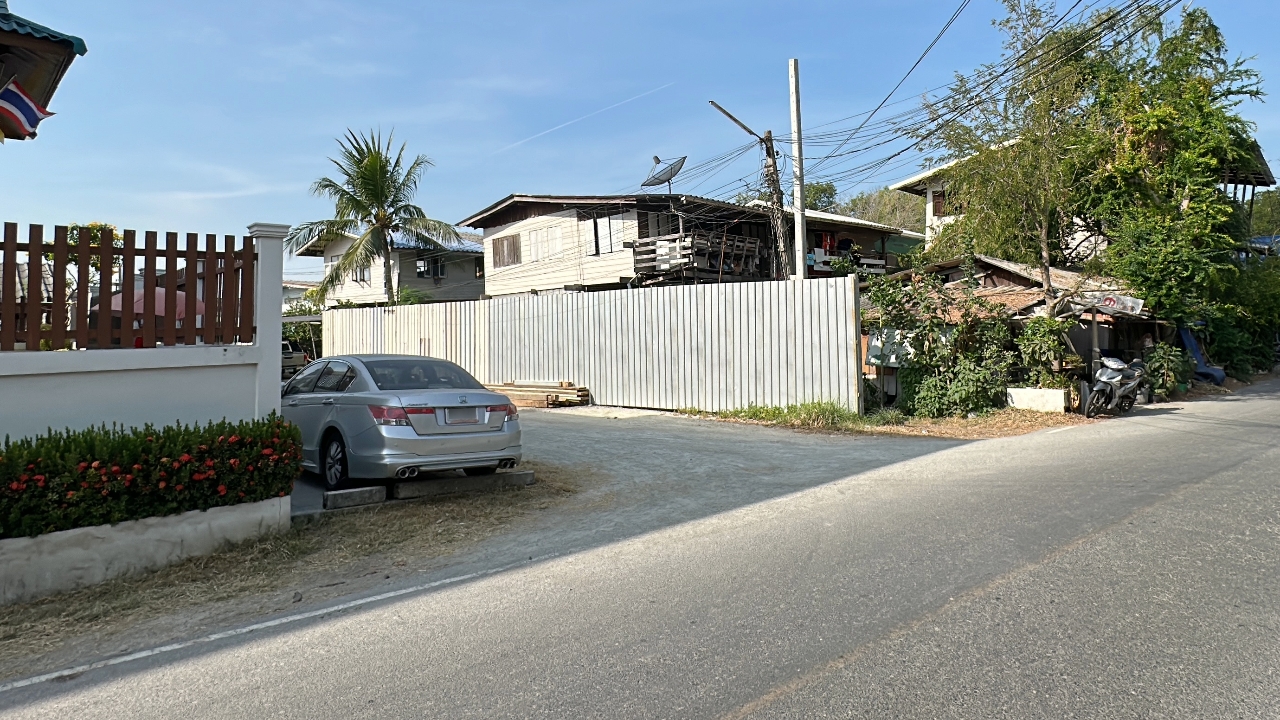 ฟัง 2 มุม ปมดราม่าหมาเป็นเหตุ ทะเลาะกันเดือด สั่งล้อมรั้วปิดทางเข้าออกชุมชน