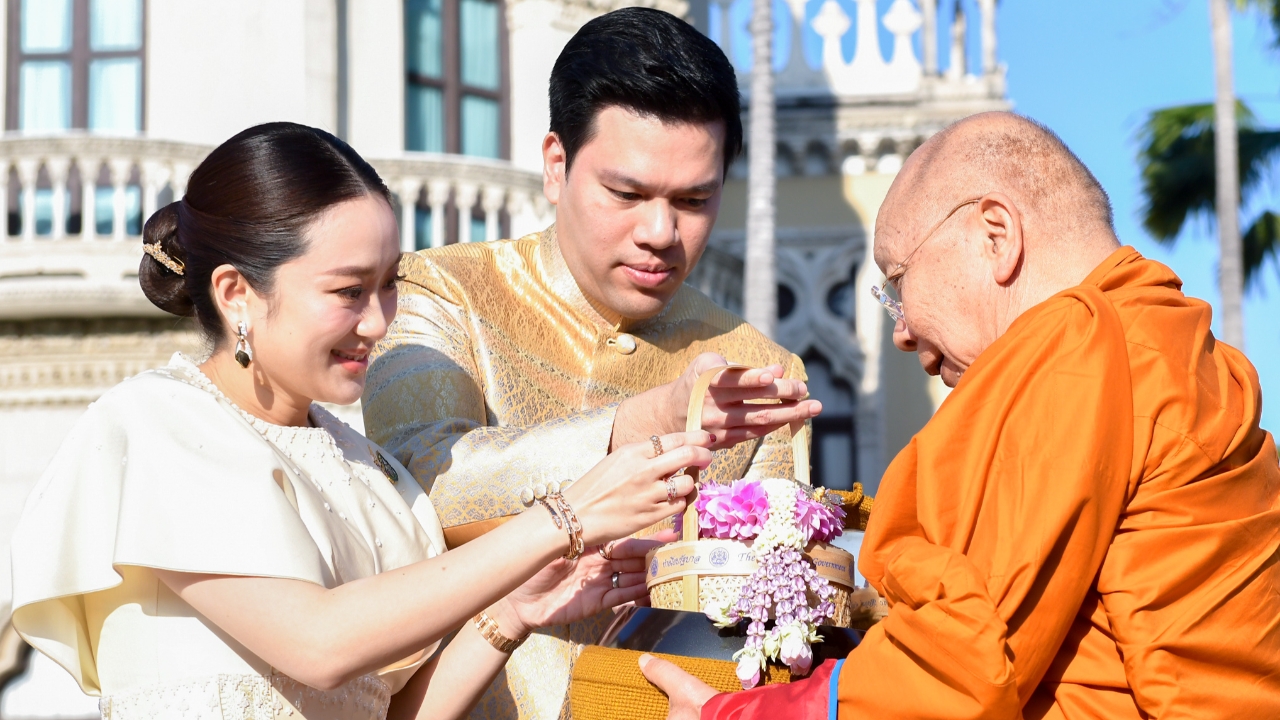 นายกฯ นำ ครม. ตักบาตรปีใหม่ สักการะสิ่งศักดิ์สิทธิ์ทำเนียบฯ อวยพรให้มีความสุข