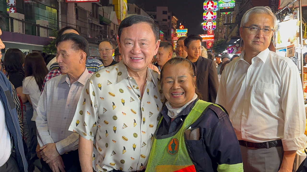 “ทักษิณ” อารมณ์ดีเที่ยวเยาวราชรอบ 19 ปี กินอาหารร้านโปรดร่วมวงเพื่อนนักธุรกิจ