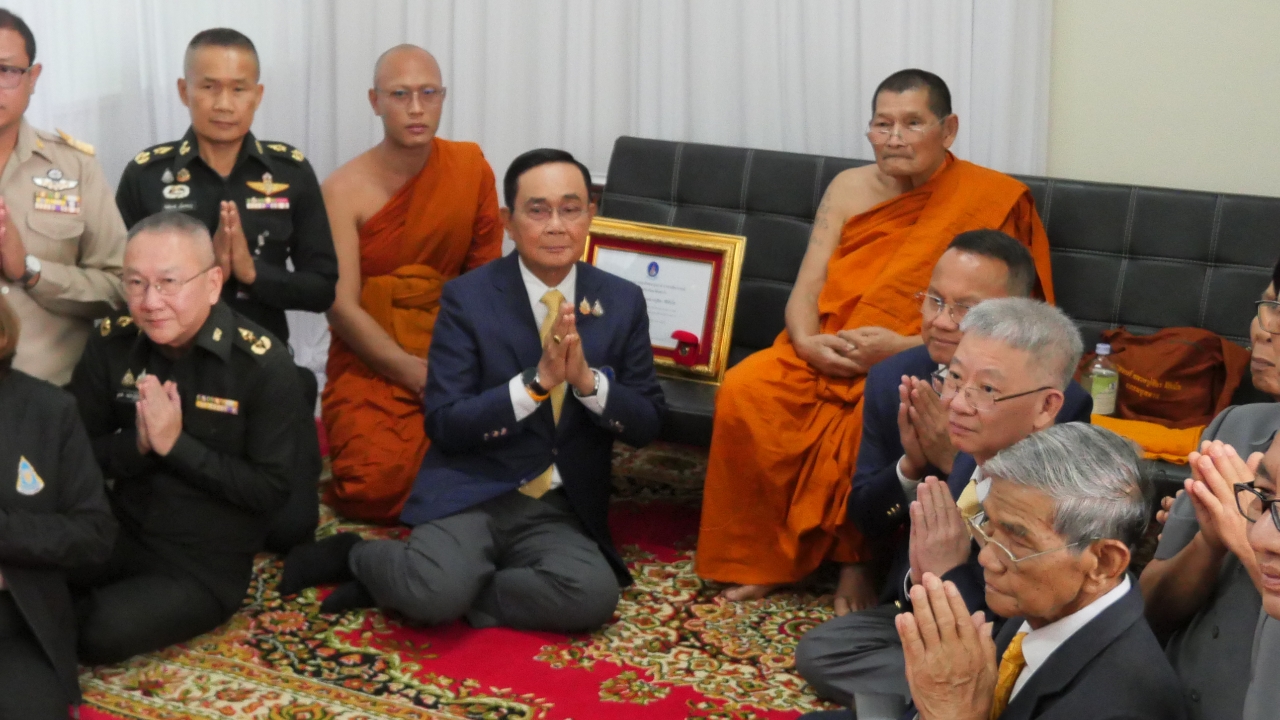 “พล.อ.ประยุทธ์” กราบ “หลวงปู่ศิลา” ตรวจเยี่ยม รพ.สมเด็จพระยุพราชกุฉินารายณ์