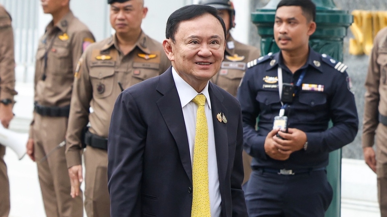 ประมวลภาพ "ทักษิณ" เดินยิ้มเข้าศาลฎีกาฟังคดีชั้น 14 ลูกสาว-ลูกเขยตามให้กำลังใจ