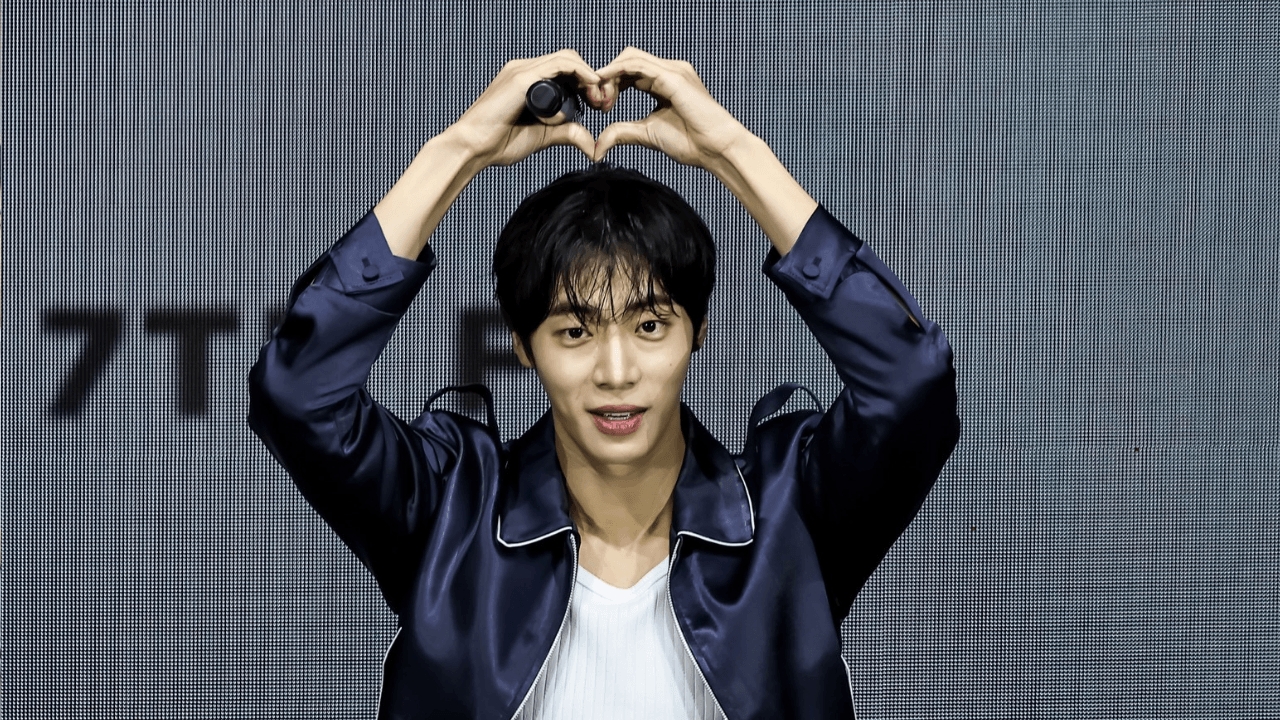 ชูยองอู เสิร์ฟความหล่อ-น่ารัก ทำสาวๆ ใจละลาย ก่อนเจอกันแฟนๆ ในงานแฟนมีตวันพรุ่งนี้