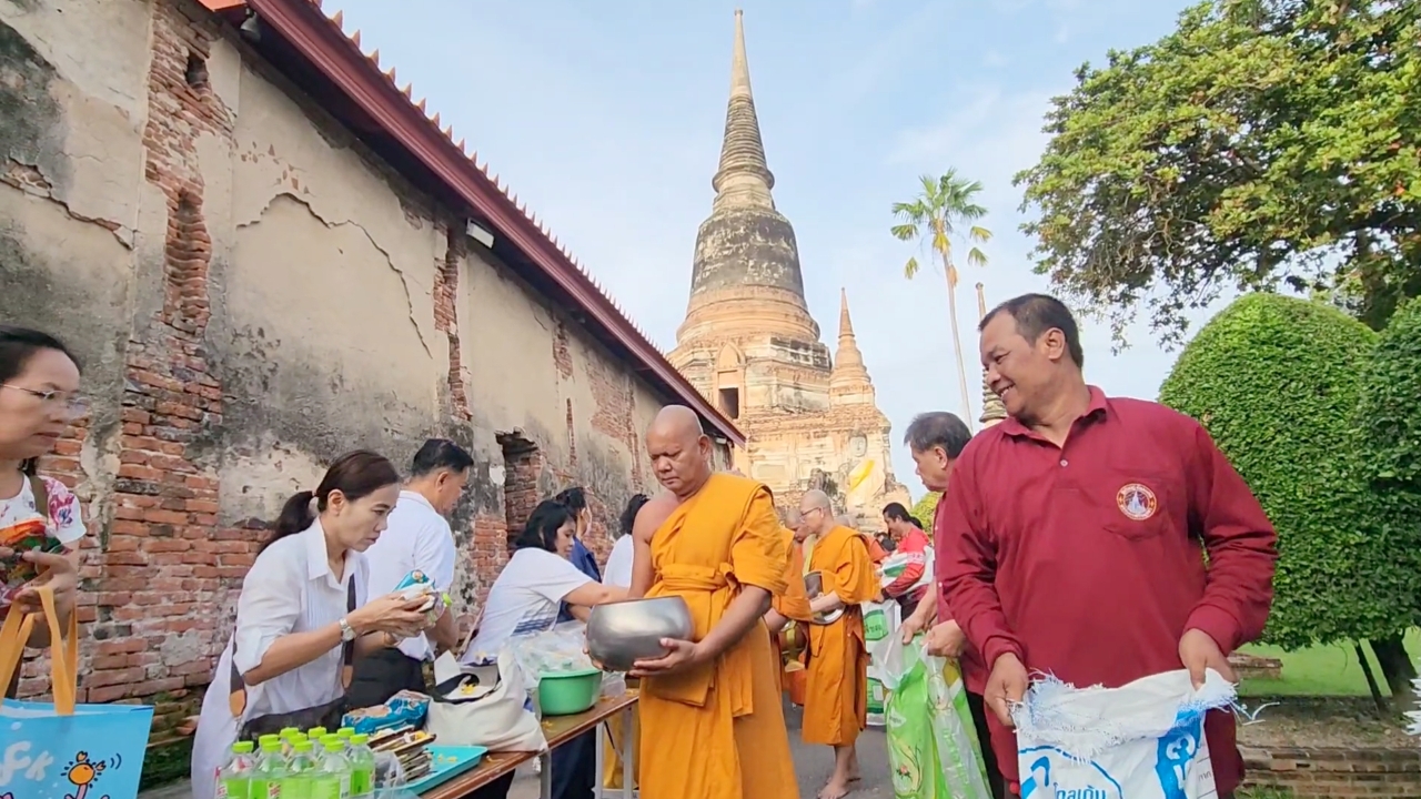 พุทธศาสนิกชนทั่วไทยตักบาตรเทโวโรหณะ แห่เข้าวัดแต่เช้าตรู่ หลังออกพรรษา