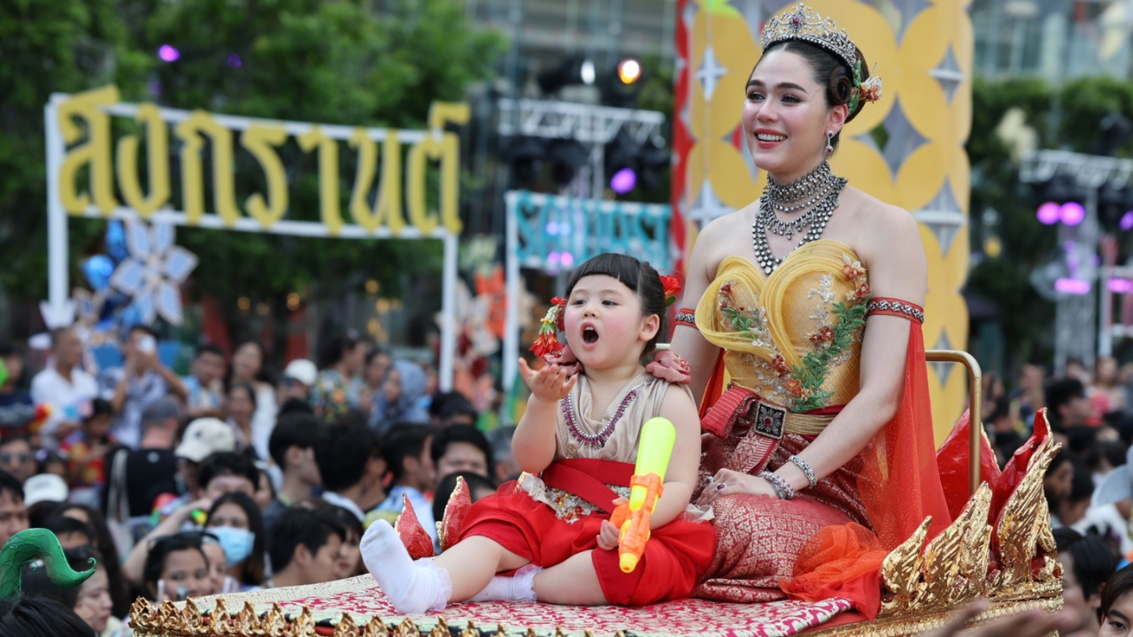 ชมพู่ อารยา แปลงโฉมเป็นนางสงกรานต์ ควงคู่ แอบิเกล สวมเครื่องประดับโบราณ 125 ล้าน