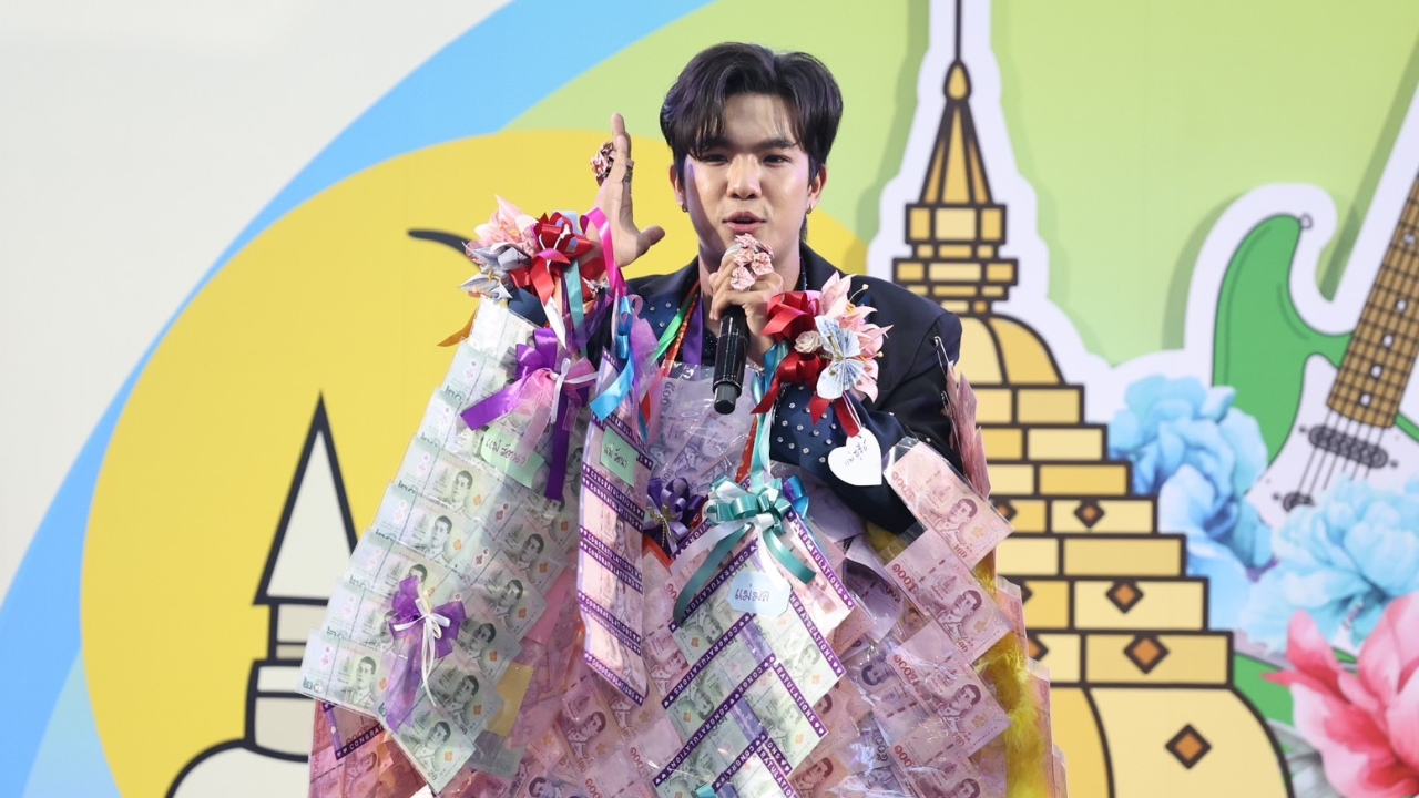  เพชร คฑาวุธ เสิร์ฟความสนุก เหล่าแม่ยกสุดฟิน ลุกขึ้นม่วนจอยหน้าเวที