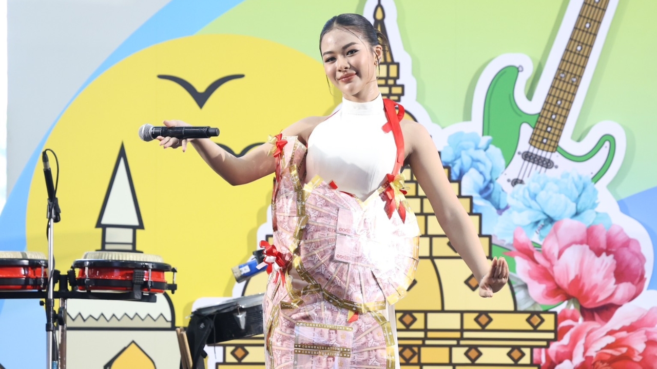 ยูกิ ไหทองคำ แจกความสดใส และเสียงเพลงเพราะๆ บรรดาแม่ๆ ม่วนจอยลุกฟ้อนหน้าเวที