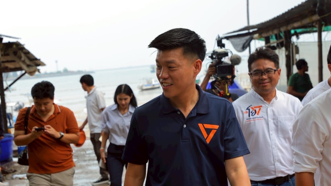 “เท้ง” ยกทีม ปชน. เยือนศรีราชา แวะกินมื้อเที่ยงร้านขึ้นป้าย “ไม่ขายอาหารงู”