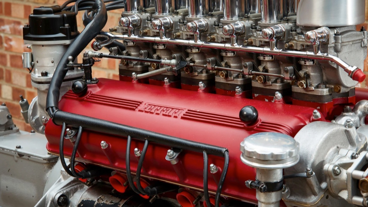 V12 ไม่มีวันตาย ย้อนอดีต เครื่องยนต์ไซล์ใหญ่ของม้าลำพอง FERRARI 