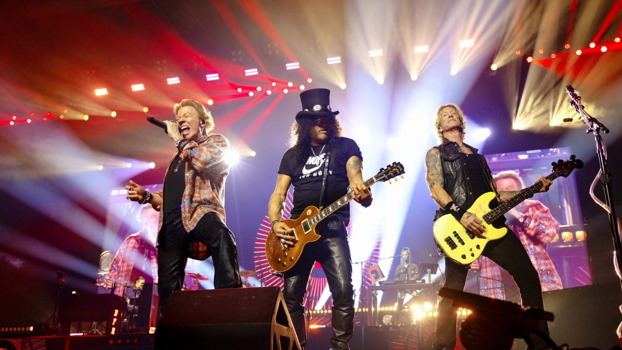 ชาวร็อกไม่ยอมพลาด รวมตัวแน่นธันเดอร์โดม-ต้อนรับตัวพ่อ กันส์ แอนด์ โรสเซส ชมโชว์สุดเดือด