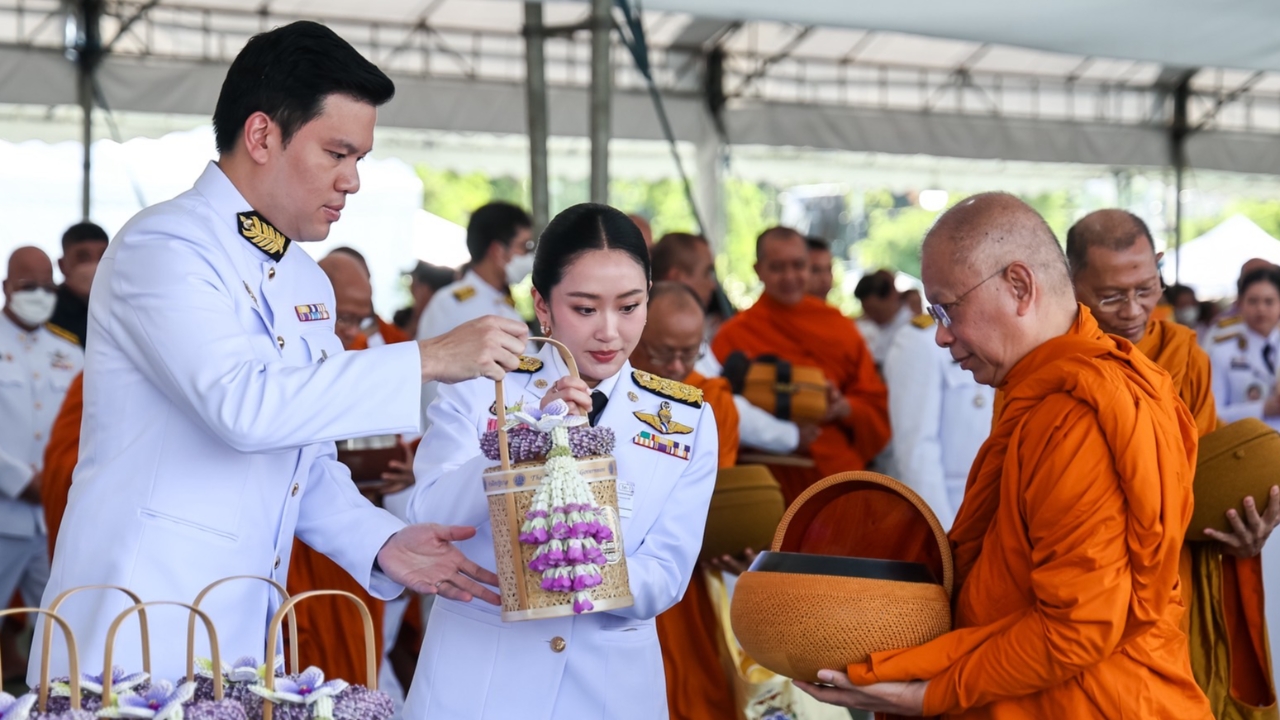 นายกฯ และคู่สมรส นำทำบุญตักบาตรถวายพระราชกุศล วันเฉลิมพระชนมพรรษา “พระราชินี”