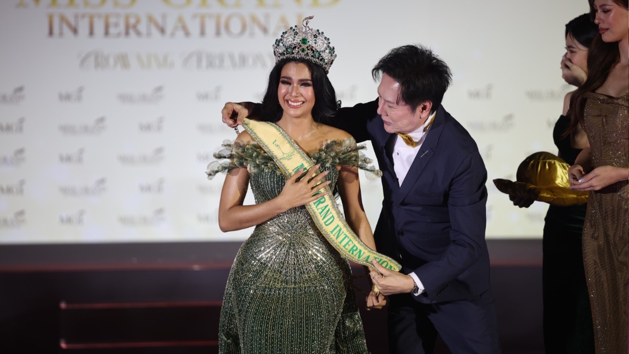 เปิดภาพ ณวัฒน์ มอบมงกุฎให้ ซีเจ โอเปียซา แทน ราเชล คุปตะ ที่ถูกปลดจาก MGI 2024