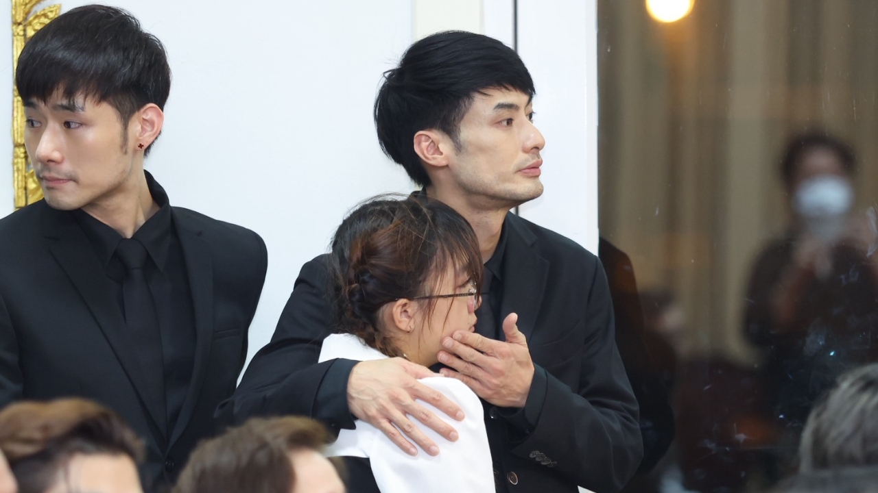 ภาพจุกอก บอย ปกรณ์ กอดปลอบ น้องวันใหม่ ร้องไห้ไม่หยุดในงานศพคุณแม่งามทิพย์