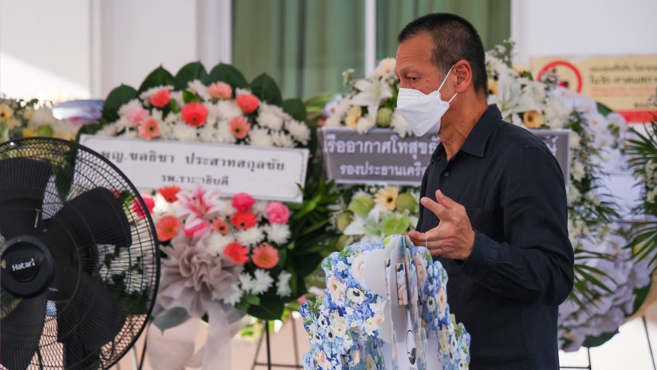 ด้วยรักและอาลัย อ๊อฟ พงษ์พัฒน์ ช่วยจัดพวงหรีดงานศพคุณแม่งามทิพย์ด้วยตัวเอง