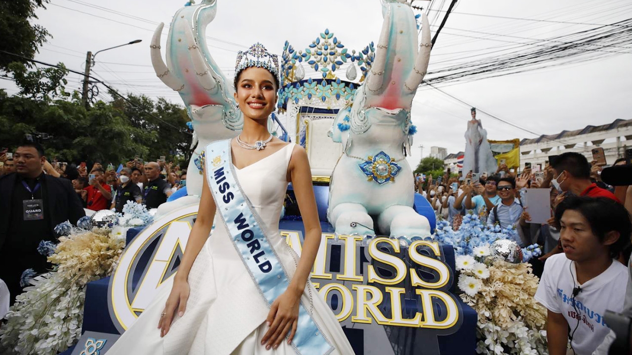 โอปอล สุชาตา ตื้นตัน คนไทยรอรับแน่นถนนสุขุมวิท ตะโกนเรียกชื่อดังกึกก้อง